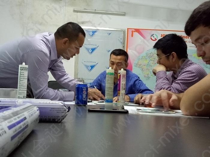 烏茲別克斯坦客戶到訪金昶泰采購(gòu)玻璃膠生產(chǎn)線設(shè)備